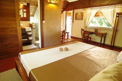 a bedroom with a bed with two wedding rings on it at Samaria Lodge in Sainte Marie