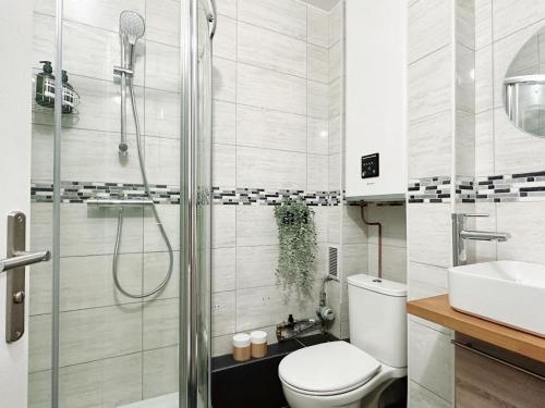 une salle de bain avec une douche, des toilettes et un lavabo dans l'établissement ULTimade Apartment T3 proche Paris/Tramway & Métro, à Ivry-sur-Seine