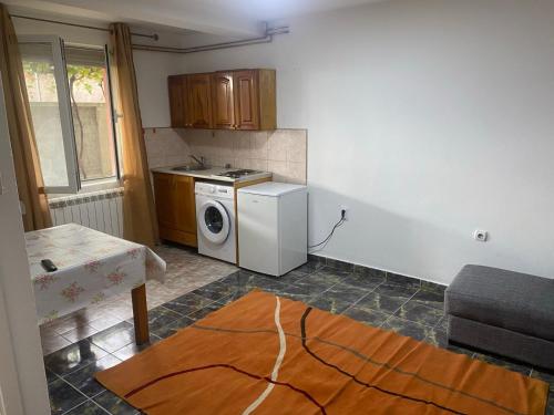y cocina con fogones, lavadora y secadora. en Apartments Mušović, en Bar
