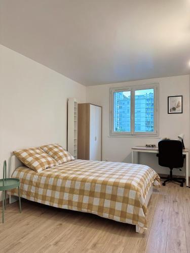 une chambre avec un lit, un bureau et une chaise dans l'établissement ULTimade Apartment T3 proche Paris/Tramway & Métro, à Ivry-sur-Seine
