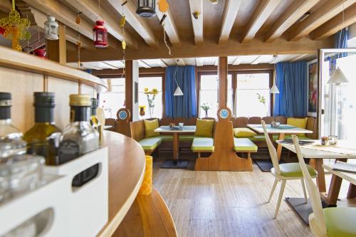 un ristorante con tavoli e sedie in una stanza di Chalet Madrisa a Corvara in Badia