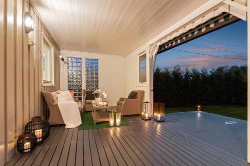 a living room with a wooden deck with a patio at Stort hus sentralt 4 roms in Lillestrøm