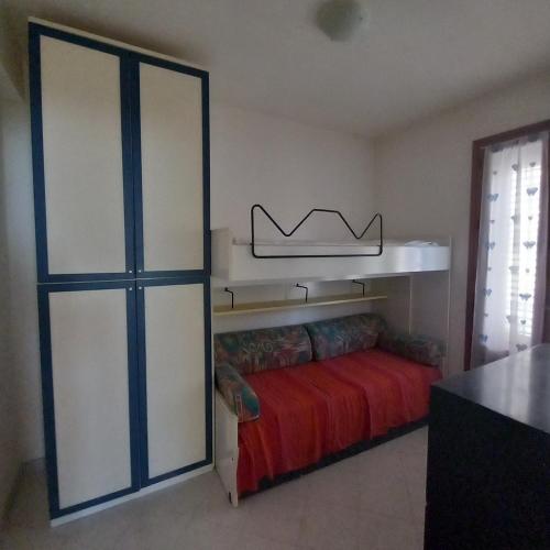 een slaapkamer met een bed met een kroon op de muur bij BBWine Apartment 2 in Menfi