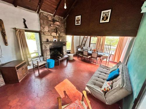 uma sala de estar com um sofá e uma lareira em El rancho - Espaciosa Casa para 7 en un Oasis de Tranquilidad em Villa Serrana