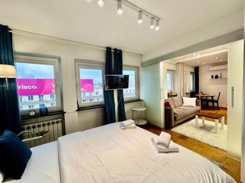um quarto com uma cama e uma sala de estar em FORUM 3 metro fast WiFi 400 Mbs TV HBO Disney+ em Varsóvia
