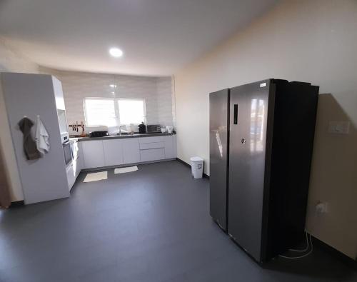 eine Küche mit einem großen Kühlschrank in einem Zimmer in der Unterkunft Sa-Ra's vakantiehuis in Paramaribo
