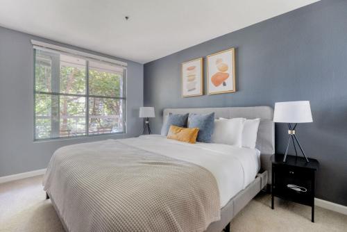 Ένα ή περισσότερα κρεβάτια σε δωμάτιο στο S Beach 1BR w Pool next to SF Bay SFO-28