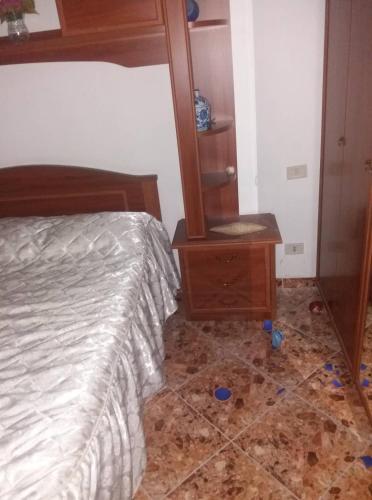 um quarto com uma cama e uma cómoda com um espelho em IDRIZ HOUSE em Durrës