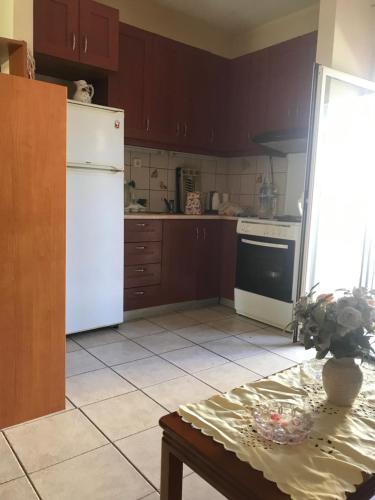 uma cozinha com um frigorífico branco e uma mesa em IDRIZ HOUSE em Durrës