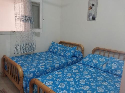 - un lit et un canapé dans une chambre dans l'établissement Beachside Chalet ,Sidi kerir, à Abû Zeira