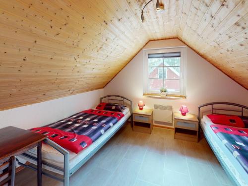 Postel nebo postele na pokoji v ubytování Ferienhaus Reet am Useriner See