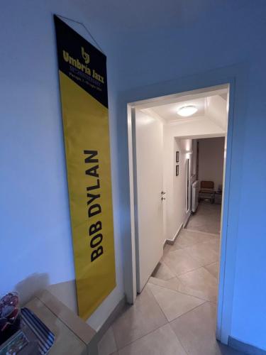 a hallway with a yellow sign on the wall at JAZZ Apartment Centro storico in Perugia
