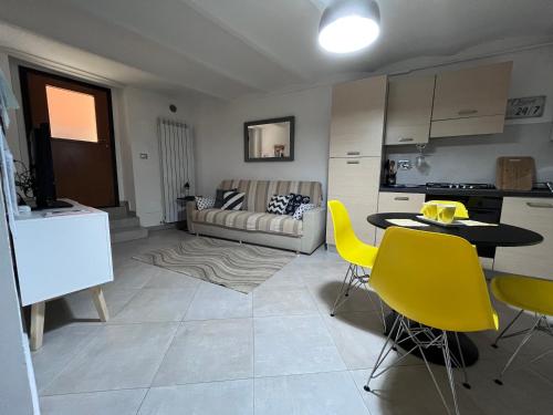 una cucina e un soggiorno con tavolo e sedie gialle di JAZZ Apartment Centro storico a Perugia