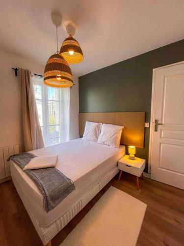 une chambre avec un grand lit et une fenêtre dans l'établissement La Vie est Belle à Montreuil Wi-Fi & Métro 9 Parking gratuit, à Montreuil