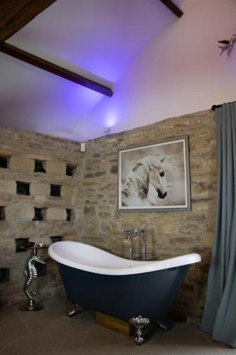 Bilik mandi di The Dinton Dovecote