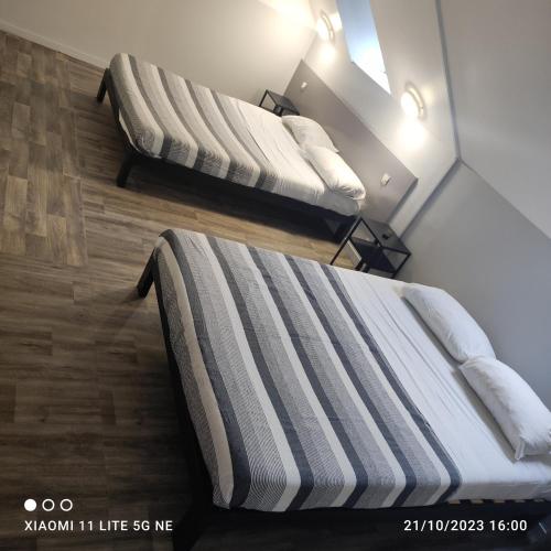 Ένα ή περισσότερα κρεβάτια σε δωμάτιο στο ENOR Hôtel - Guingamp