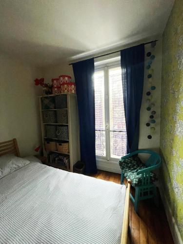 une chambre avec un lit et une fenêtre dans l'établissement Flat in Montmartre/Abbesses, à Paris