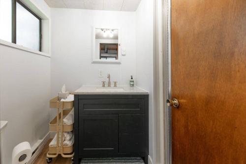 uma casa de banho com um lavatório e um espelho em R & R Chalet at Mt. Rainier em Ashford