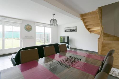 une salle à manger avec une grande table et des chaises dans l'établissement Big House 2 minutes from Disneyland Paris, à Serris