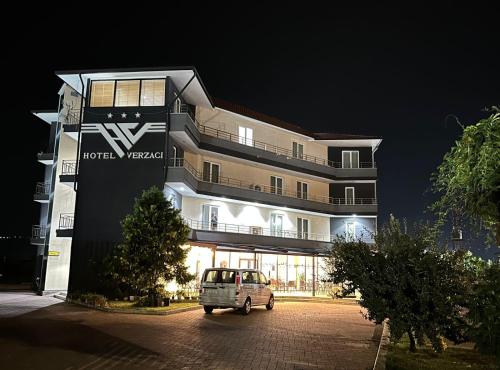 een busje geparkeerd voor een gebouw 's nachts bij Hotel Verzaci in Rinas