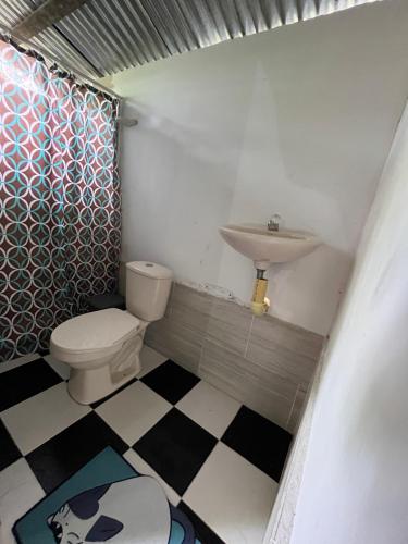 małą łazienkę z toaletą i umywalką w obiekcie Perla del cabo w mieście Arusí