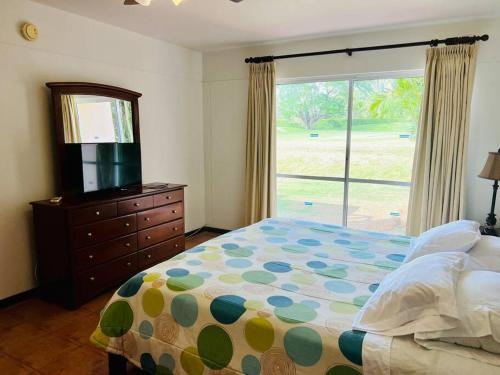 Ein Bett oder Betten in einem Zimmer der Unterkunft 3BR/3.5BA Golf & Beach Villa