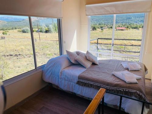 una camera da letto con un letto e una grande finestra di Complejo KUPAL a Lolog