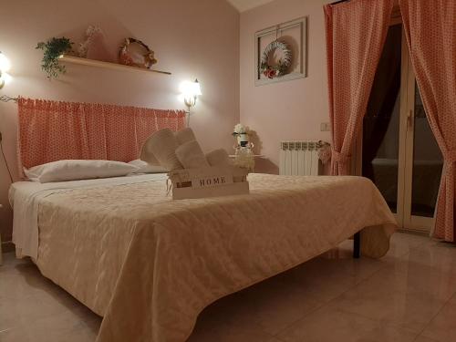 ein Schlafzimmer mit einem Bett und einem Kasten darauf in der Unterkunft La mia dolce casa in Mascali