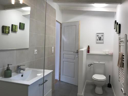La salle de bains est pourvue de toilettes blanches et d'un lavabo. dans l'établissement Superbe annAix de villa, à Aix-en-Provence