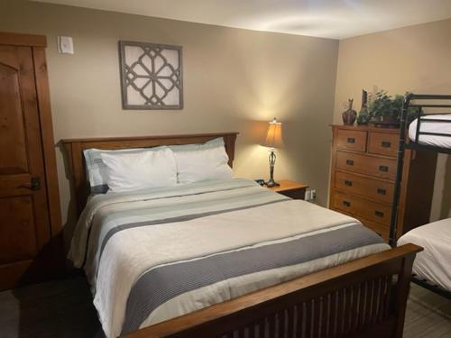 Кровать или кровати в номере Penthouse Mountain Haven with Community Spa Room