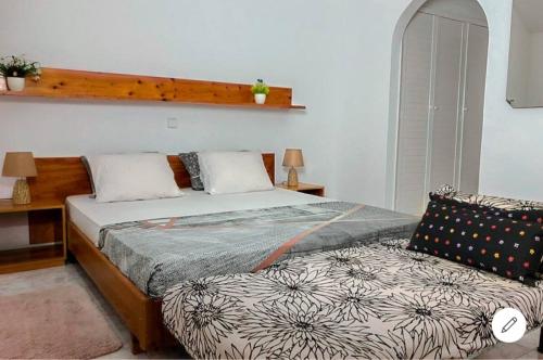 um quarto com uma cama e uma cadeira em Vila na Mágica Baía da Murdeira em Beirona