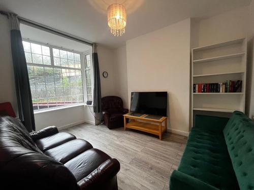 Tranquil 3 Bed Oasis with Parking – Photos 5