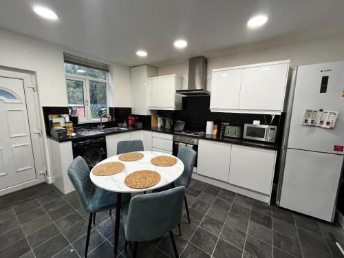 Tranquil 3 Bed Oasis with Parking – Photos 3