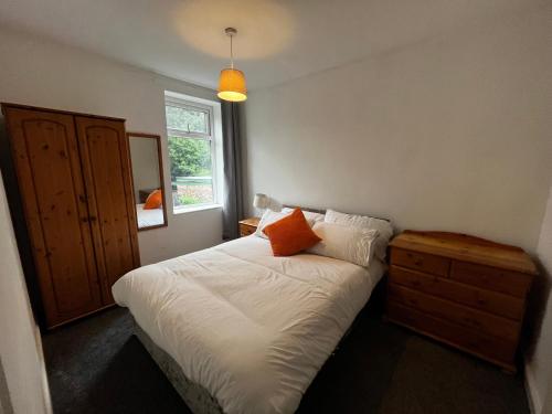 Tranquil 3 Bed Oasis with Parking – Photos 2