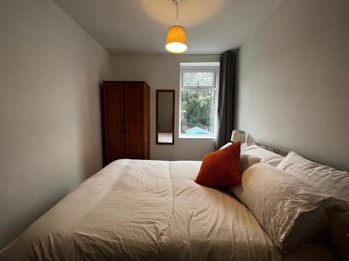 Tranquil 3 Bed Oasis with Parking – Photos 4