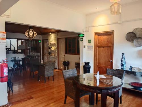 comedor y sala de estar con mesa y sillas en Hotel Terrasol Iquique en Iquique