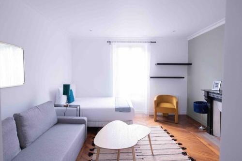 un salon avec un canapé et un lit dans l'établissement Le Rêveur - Parking Gratuit, Wifi, RER C Choisy-le-Roi, à Choisy-le-Roi