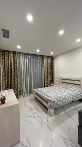 - une chambre avec un grand lit dans l'établissement King Davit White, à Tbilissi