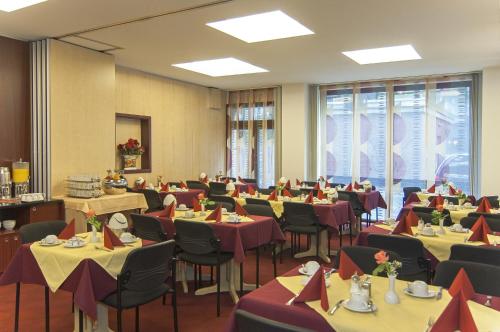 ein Esszimmer mit Tischen und Stühlen in der Unterkunft Hotel An der Philharmonie in Köln