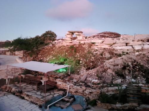 - une vue sur une colline rocheuse avec un parasol blanc dans l'établissement Recanto das pedras, à São Thomé das Letras