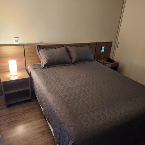 um quarto com uma cama grande e 2 mesas de cabeceira em Suíte Premiere no Rio de Janeiro
