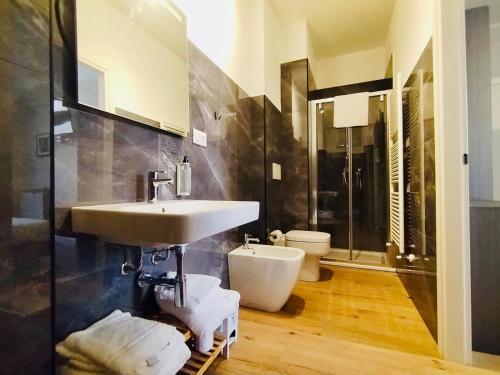 Ένα μπάνιο στο HH Hermoso Housing Asti