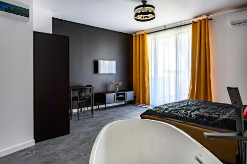 una habitación de hotel con una cama y un escritorio en Apartament 5th floor, en Cracovia