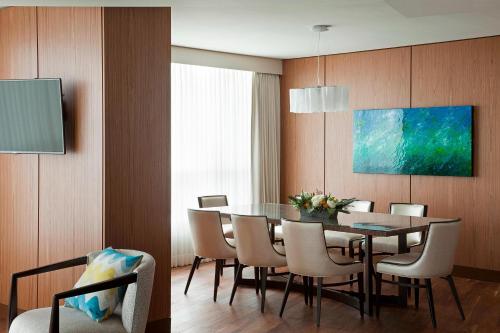 Vancouver Marriott Pinnacle Downtown Hotel Image