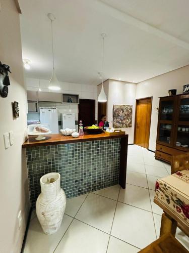 a kitchen with a counter and a counter top at Portal do Mar-Casa 01 in Luis Correia