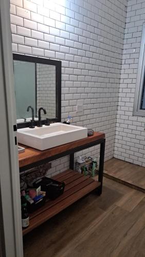 W łazience znajduje się umywalka i lustro. w obiekcie Habitación en hermosa casa de descanso w mieście Laguna Brava