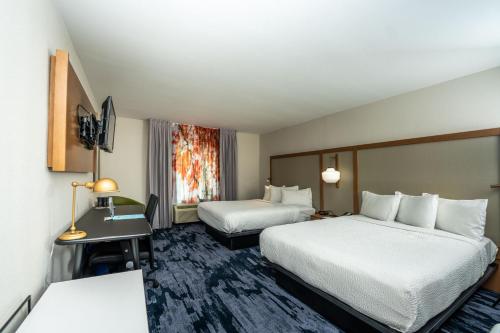 um quarto de hotel com duas camas e uma janela em Fairfield Inn & Suites Beaumont em Beaumont