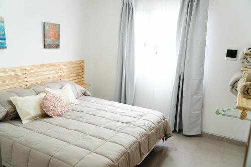 ein Schlafzimmer mit einem großen Bett in einem Zimmer in der Unterkunft PINEDA DEL RIO in Carmen de Patagones