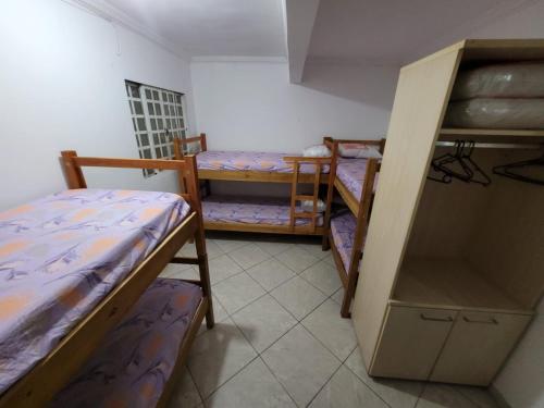 Cette chambre comprend 2 lits superposés et une table. dans l'établissement Apartamento 302 maravilhoso e espaçoso, à Brasilia