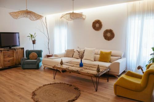 - un salon avec un canapé et une table basse dans l'établissement Casa Taray, 